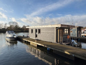 Hausboot Diva mit Kamin - Winter auf der Dove Elbe